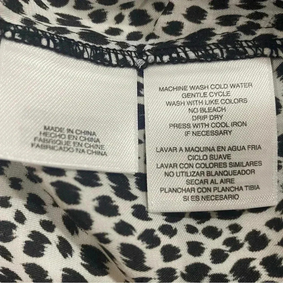 🎈JONES NEW YORK woman’s long  sleeve animal print button down top - Picture 7 of 8